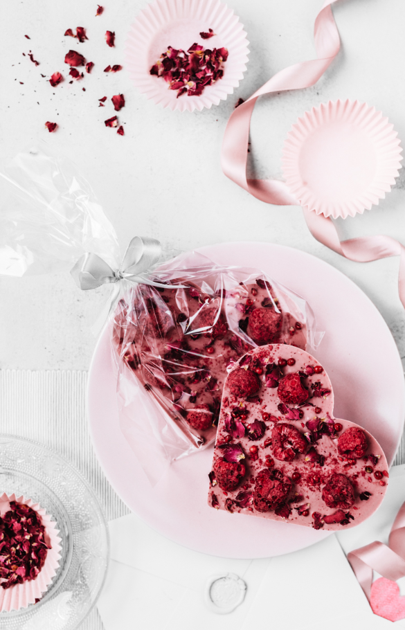 Serce z czekolady rubinowej z liofilizowanymi malinami, różowym pieprzem i płatkami róży 