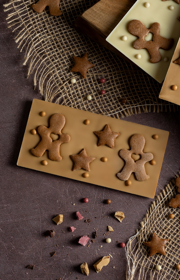 Czekolada karmelowa z piernikowymi ludkami i gwiazkami 