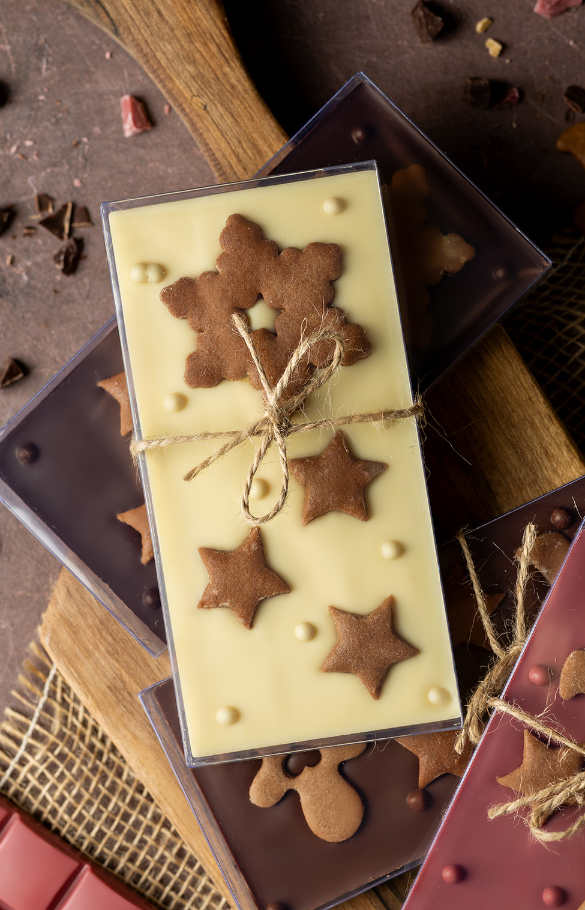 Biała czekolada z piernikowymi śnieżynką i gwiazdkami 