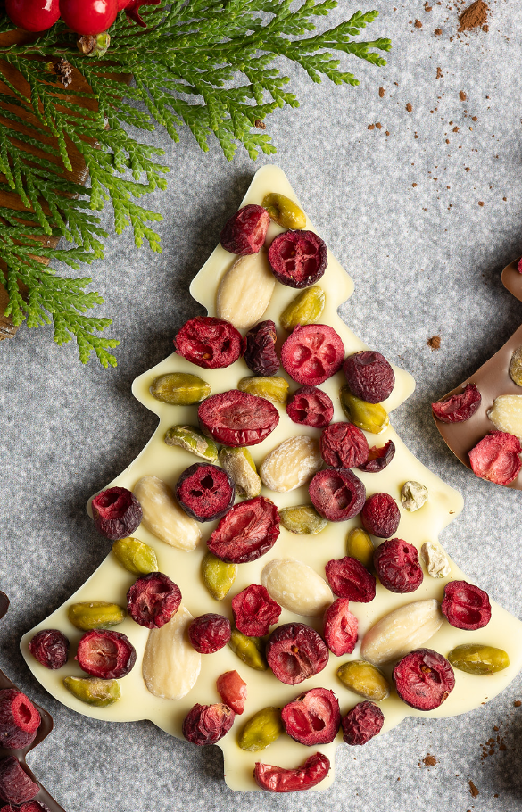 Choinka z białej czekolady z pistacjami, migdałami i żurawiną 