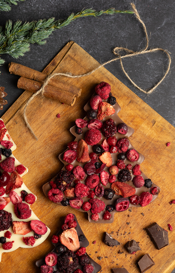 Choinka z mlecznej czekolady z mixem owoców liofilizowanych 