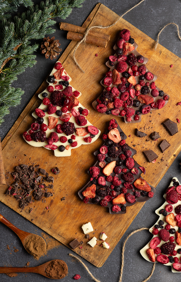 Czekoladowe choinki z mixem owoców liofilizowanych 