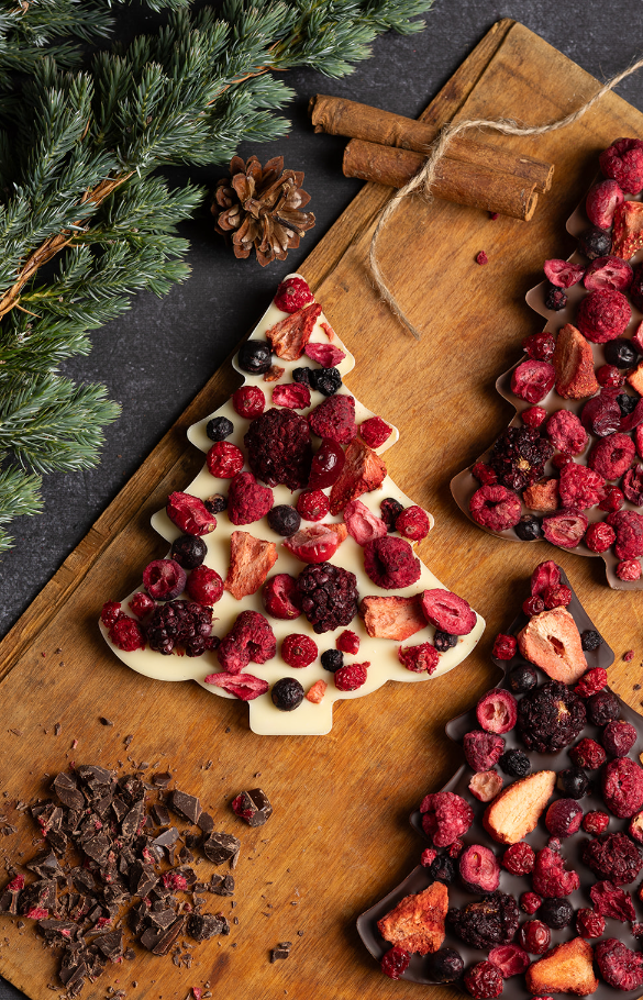 Czekoladowe choinki z mixem owoców liofilizowanych  