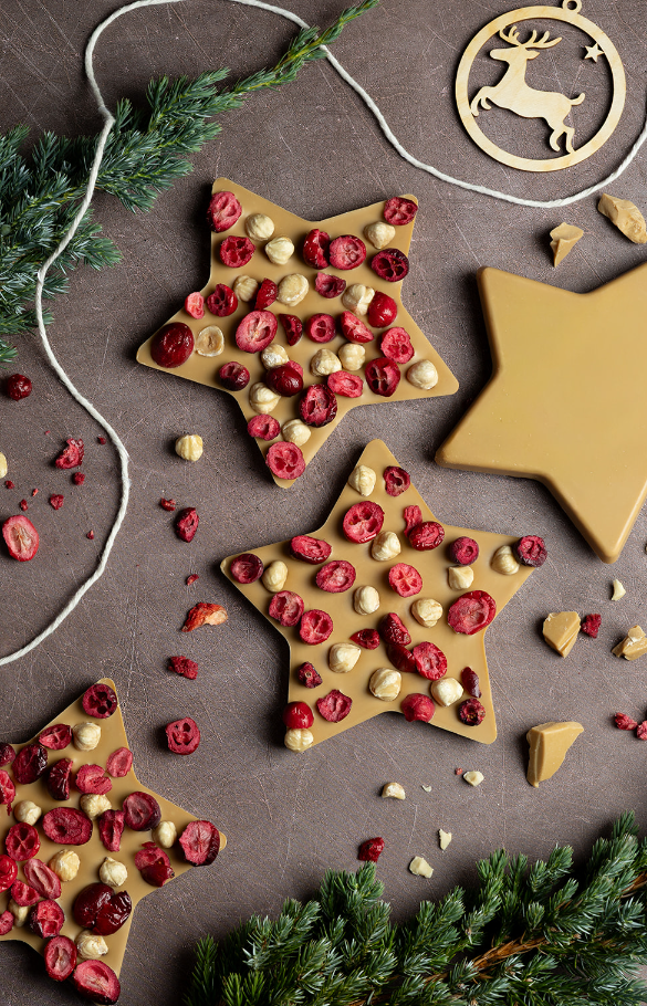 Gwiazdka z czekolady karmelowej z  żurawiną i orzechami laskowymi 