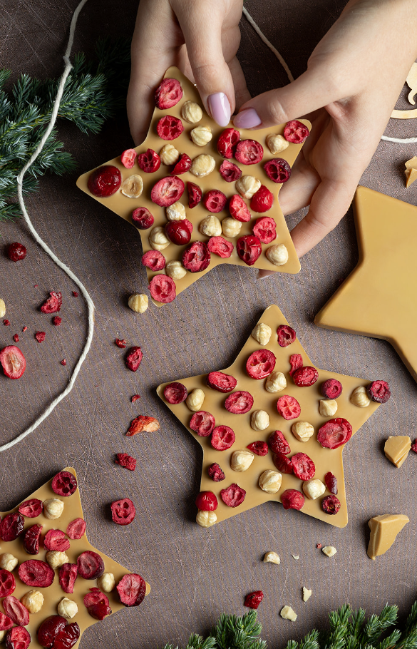 Gwiazdka z czekolady karmelowej z  żurawiną i orzechami laskowymi 