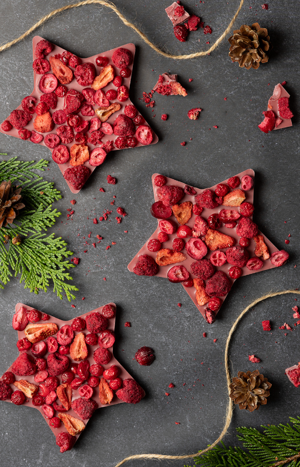 Gwiazdka z czekolady rubinowej z mixem czerwonych owoców liofilizowanych 