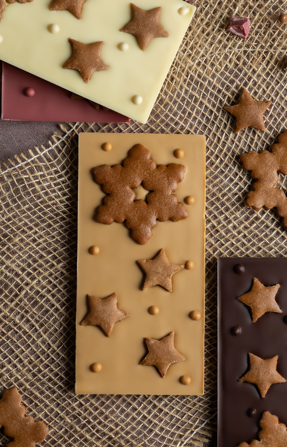 Czekolada karmelowa z piernikową śnieżynką i gwiazdkami 